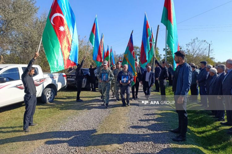 Birinci Qarabağ müharibəsində itkin düşən Elçin Heydərovun nəşinin qalıqları İmişlidə dəfn olunub -  FOTO Birinci Qarabağ müharibəsində itkin düşən Elçin Heydərovun nəşinin qalıqları İmişlidə dəfn olunub -  FOTO