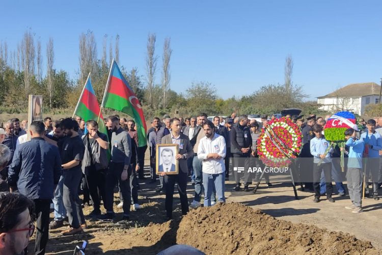 İtkin düşən hərbçi Teymur Allahverdiyevin nəşinin qalıqları Neftçalada dəfn olunub -  FOTO İtkin düşən hərbçi Teymur Allahverdiyevin nəşinin qalıqları Neftçalada dəfn olunub -  FOTO