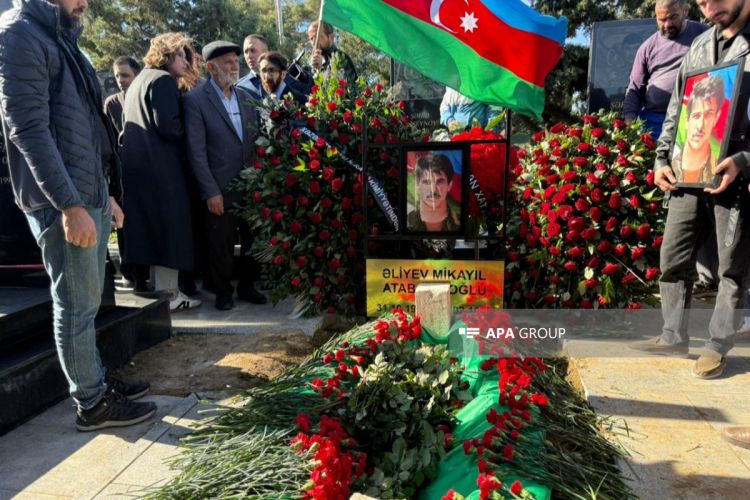 Birinci Qarabağ müharibəsində şəhid olan Mikayıl Əliyevin qalıqları Zirədə dəfn olunub Birinci Qarabağ müharibəsində şəhid olan Mikayıl Əliyevin qalıqları Zirədə dəfn olunub
