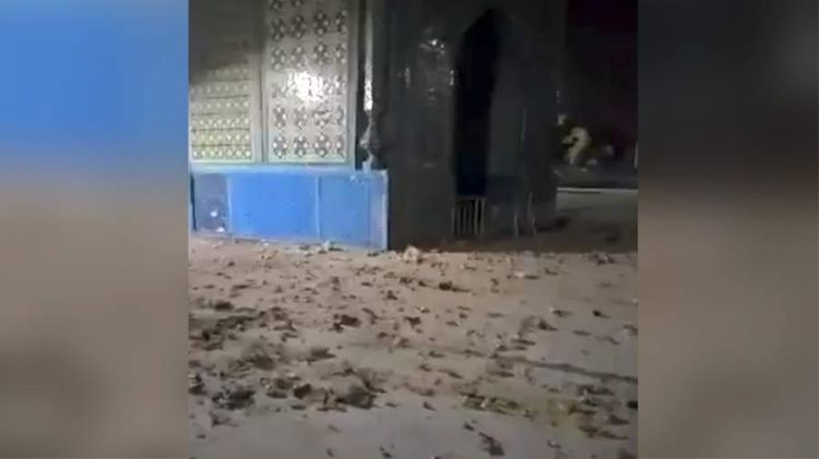 Əfqanıstanda baş verən zəlzələ Məzari-Şərif məscidini qismən dağıdıb - VİDEO