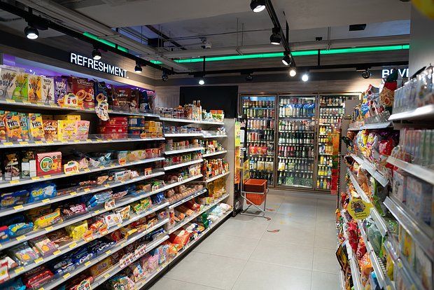 Taylandda rusiyalı turist sərxoş olub və iki dəfə supermarketi dağıdıb