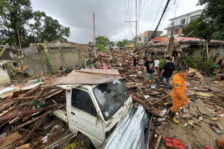 Filippində tayfun zamanı hərbi helikopter qəzaya uğrayıb.