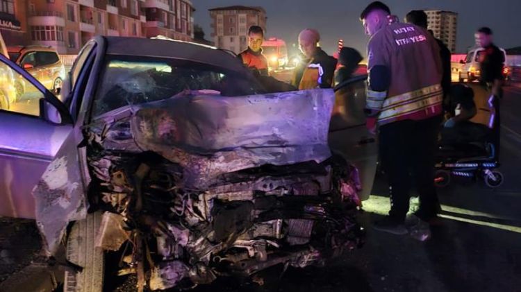 Türkiyədə minik avtomobili ilə mikroavtobus toqquşub, 11 nəfər xəsarət alıb