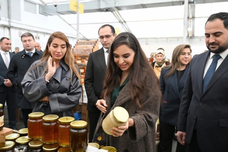 Prezidentin qızları arıçılıq məhsullarının sərgi-satış yarmarkasında - FOTO