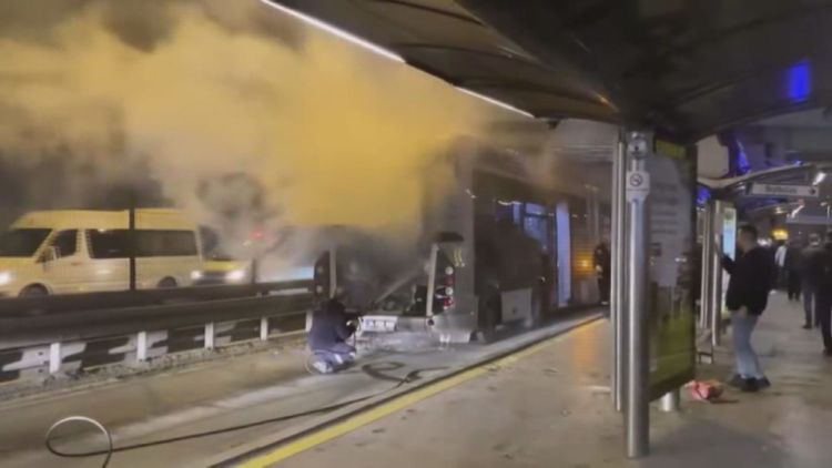 İstanbulda metrobusda yanğın