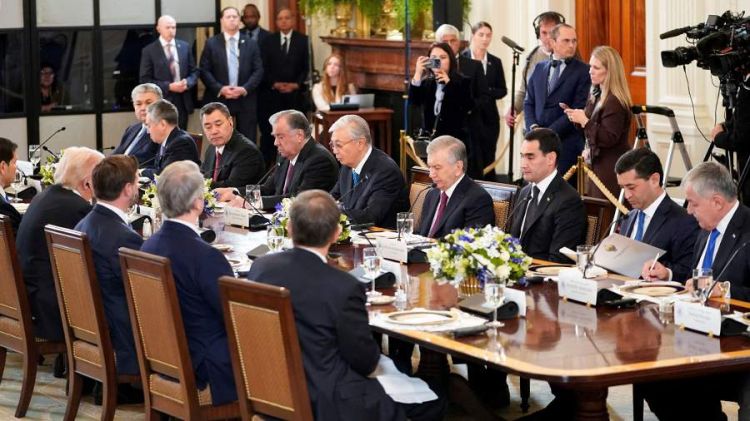 Tokayev Trampı böyük dövlət xadimi adlandırıb