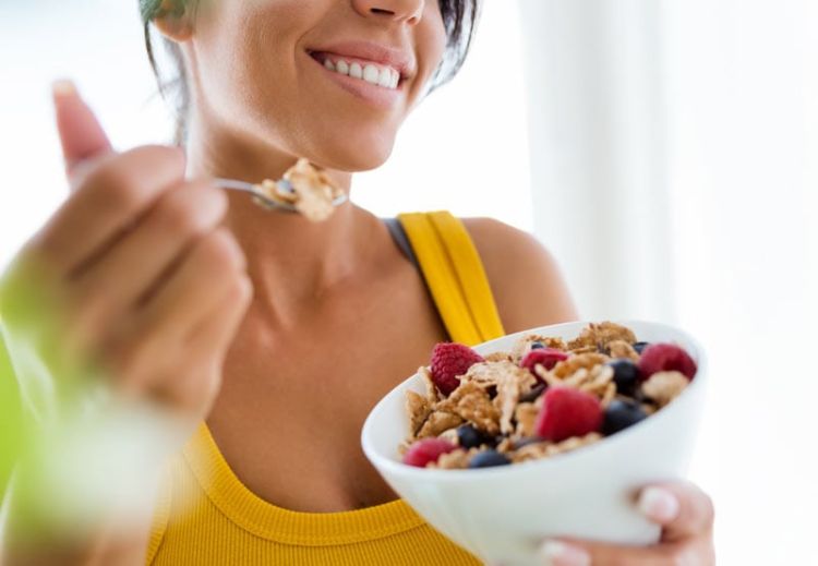 Dietoloq ayaqüstü yeməyin zərərindən danışdı