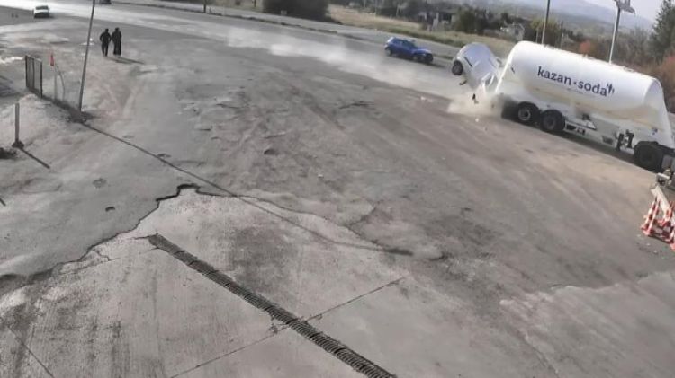 Türkiyədə dəhşətli qəza: Eyni ailədən 3 nəfər həyatını itirdi - VİDEO