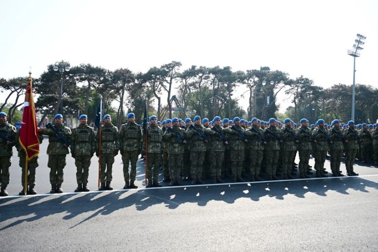 Türkiyə hərbçiləri hərbi paradda tribuna önündən keçib