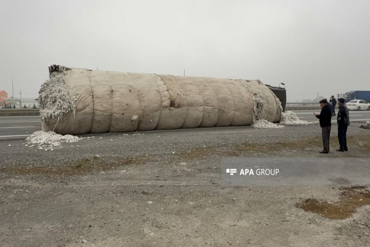 Bakı-Qazax yolunda pambıqla dolu maşın aşıb -  FOTO