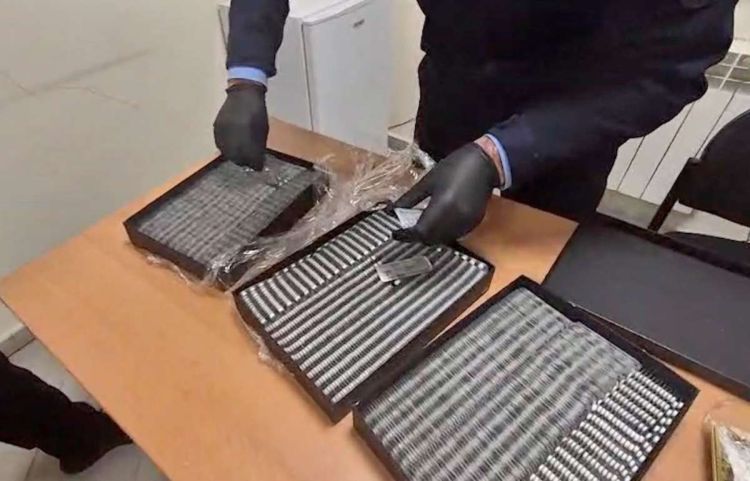 Gömrükdə şirniyyat qutularında gizlədilən dərmanlar aşkar edilib -  FOTO