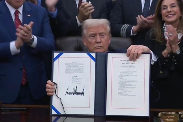 Tramp hökumətin maliyyələşdirilməsini nəzərdə tutan qanun layihəsini imzalayıb