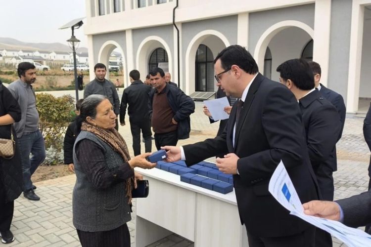 Ağdamın Xıdırlı kəndinə yola salınan köç karvanı çatıb