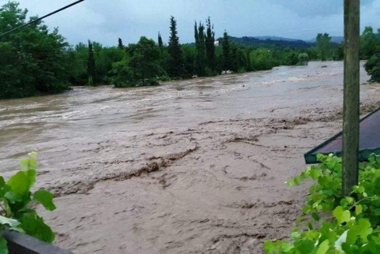 Qusarçay məcrasını dəyişib, evlər təhlükə altında qalıb - VİDEO