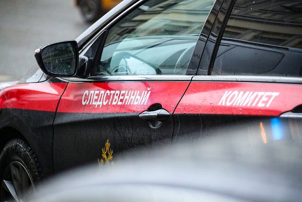 Rusiyada məktəbli qız müəlliminin boğazını qayçı ilə kəsdi