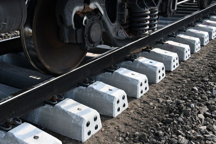 Çexiyada ekspress qatarla sərnişin qatarı toqquşub,  ağır yaralananlar var