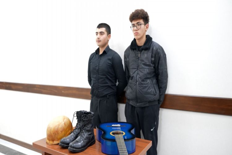 Polis Sabunçuda şəhid məzarlarından oğurluq edən şəxsləri saxlayıb - VİDEO