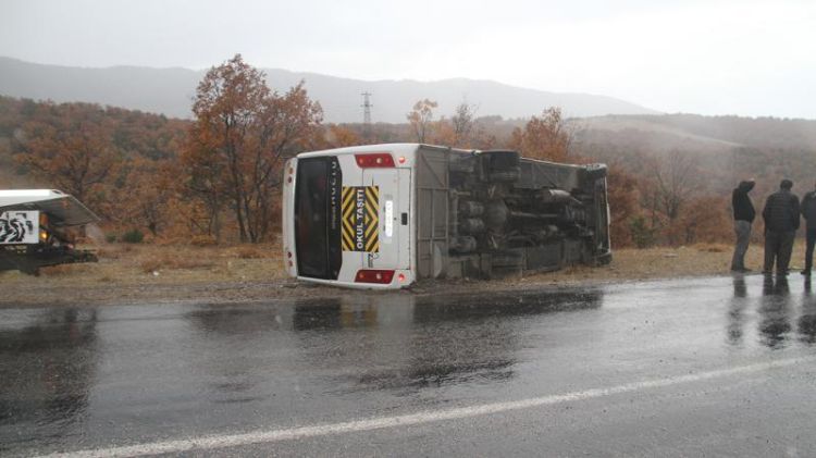 Türkiyədə şagird avtobusu aşdı: 29 yaralı