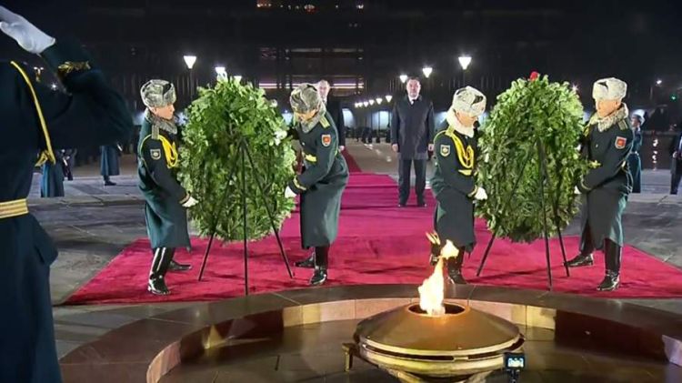 Putin və Japarov Bişkekdəki Qələbə meydanında "Əbədi məşəl"in önünə əklil qoyublar - VİDEO