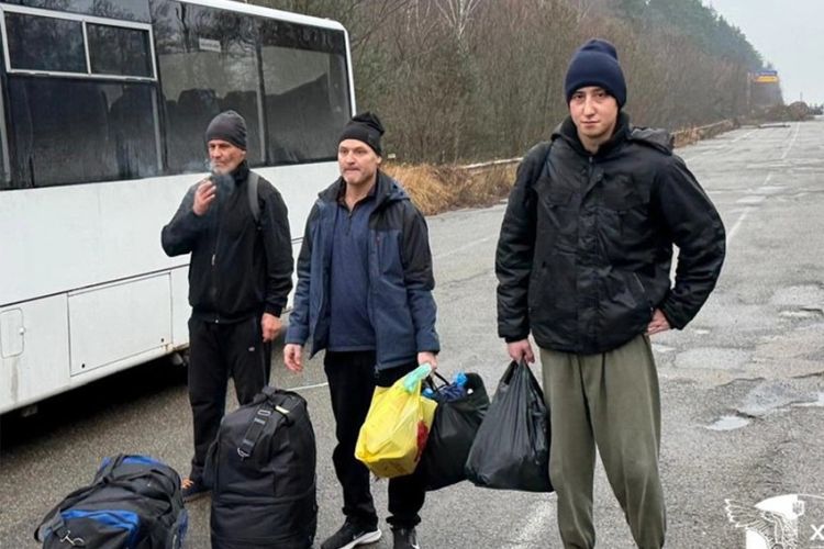 Ukrayna Rusiyaya 14 mülki şəxsi təhvil verib