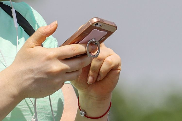 Psixoterapevt sosial medianın beynə necə təsir etdiyini izah edib