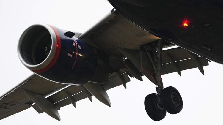 Təyyarə mühərrikində baş verən yanğın səbəbindən Domodedovo hava limanına təcili eniş etməyə başlayıb.