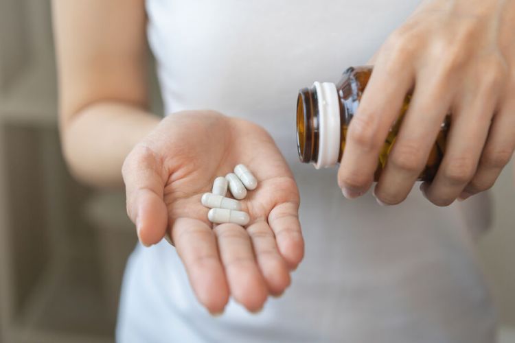 Taylandda arıqlama həbləri içən gənc qız komaya düşüb