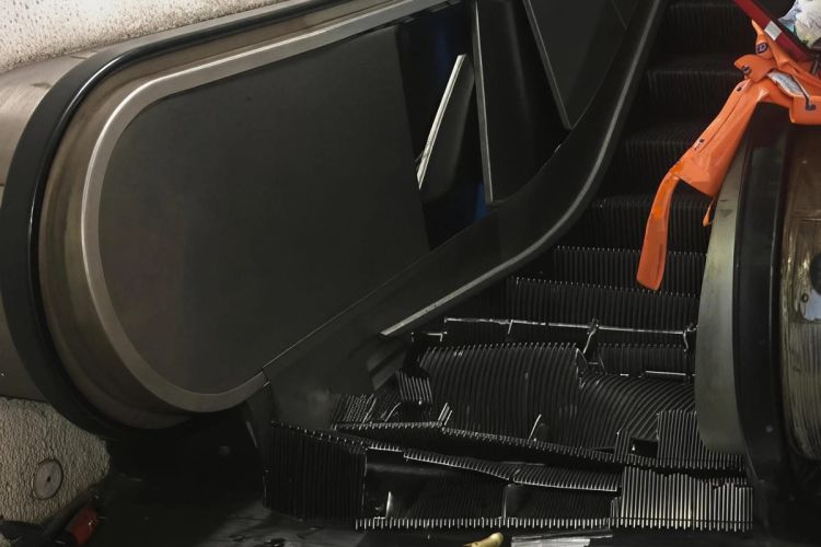 Bakıda yeraltı keçiddə eskalator QIRILDI:  Xəsarət alanlar var