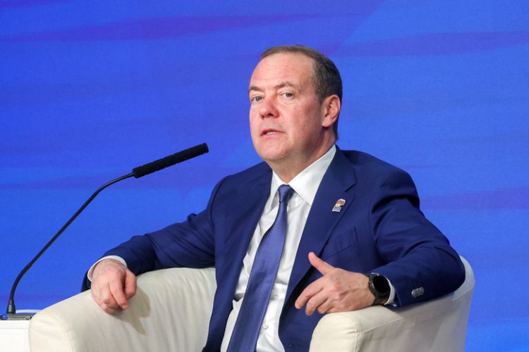 Medvedyev Makronun ABŞ-ı tənqid etməsinə zarafatla cavab verib