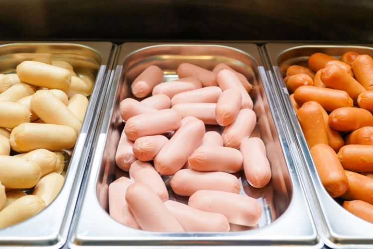 Həkim kolbasaların niyə təhlükəli olduğunu izah edib