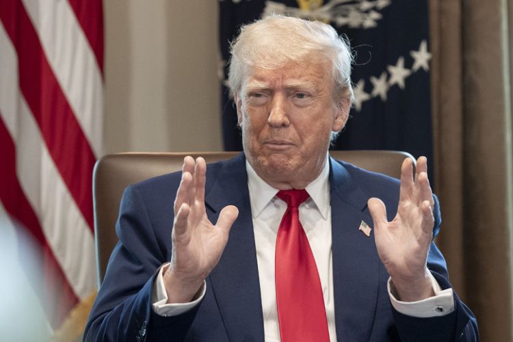 Tramp uşaqlara peyvəndlərlə bağlı 72 iynə vurulmasına qarşı çıxıb