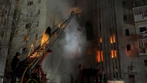 Sumı vilayətinə gecə hücumu: mənzillər yandı, onlarla insan təxliyə edildi