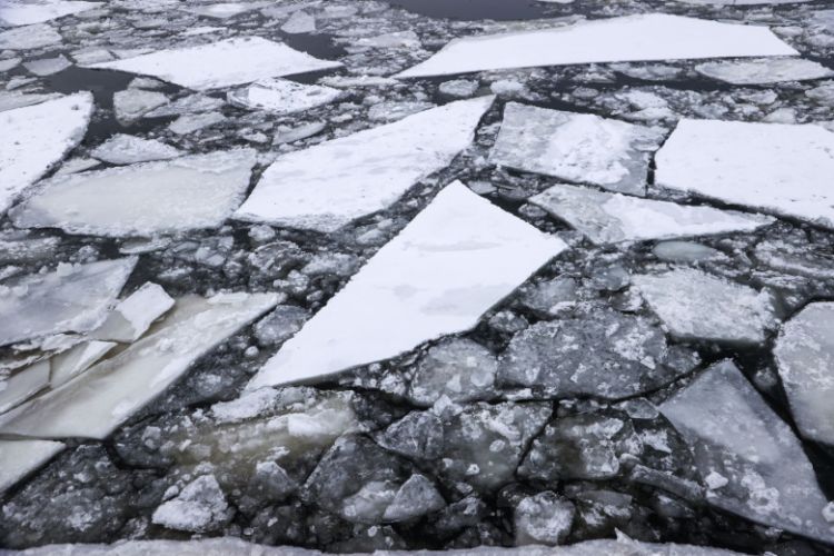 Rusiyada insanları daşıyan avtomobil buz "tələsi"nə düşüb - VİDEO