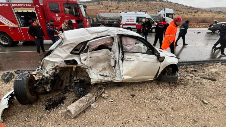 Kahramanmaraşda iki avtomobil toqquşub: Ölən və yaralananlar var