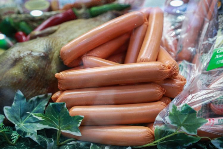 Qastroenteroloq sosislərin əsas təhlükəsini açıqladı