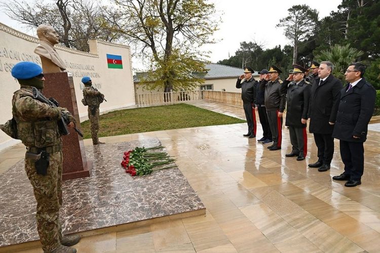 Zakir Həsənov özbəkistanlı generallarla komando hərbi hissəsində olub - VİDEO