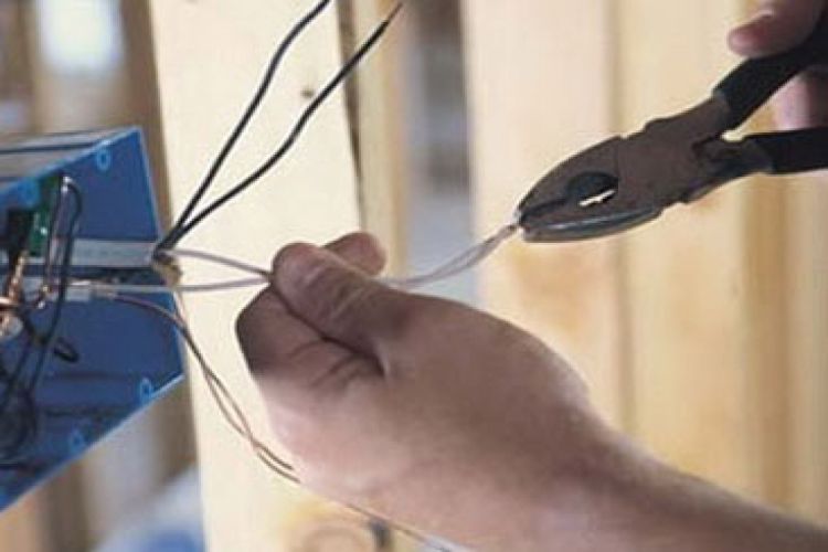 Abşeronda “Azərişıq”ın işçisi cərəyan vurması nəticəsində ölüb