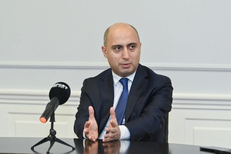 "Məktəbli çantalarını yükləyən tərəf nazirlik deyil" - Emin Əmrullayev