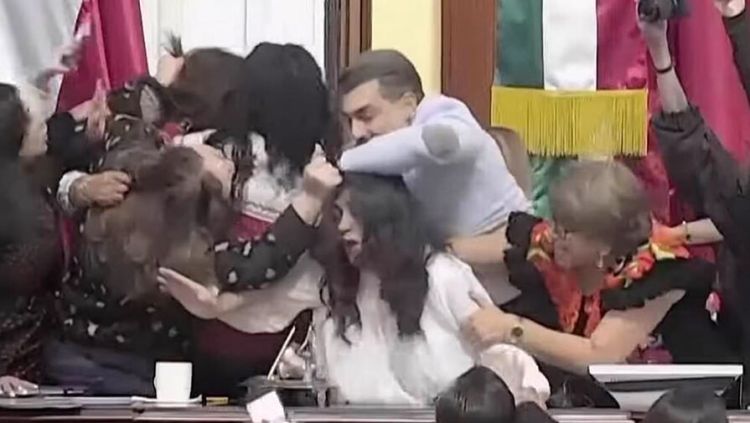 Meksikada konqresin iclasında qadınlar arasında kütləvi dava olub - VİDEO