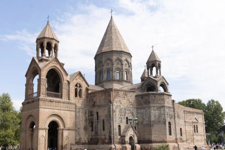 II Qareginin tərəfdarları və onun istefasını tələb edənlər Eçmiədzində eyni vaxtda mitinq keçirir