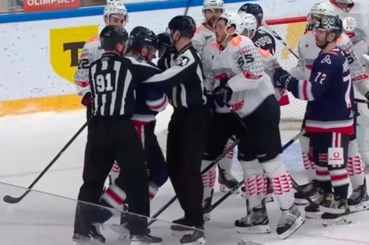 Rusiya xokkey komandası oyunçusunun hakimin üzünə yumruq vurması görüntüləri yayılıb