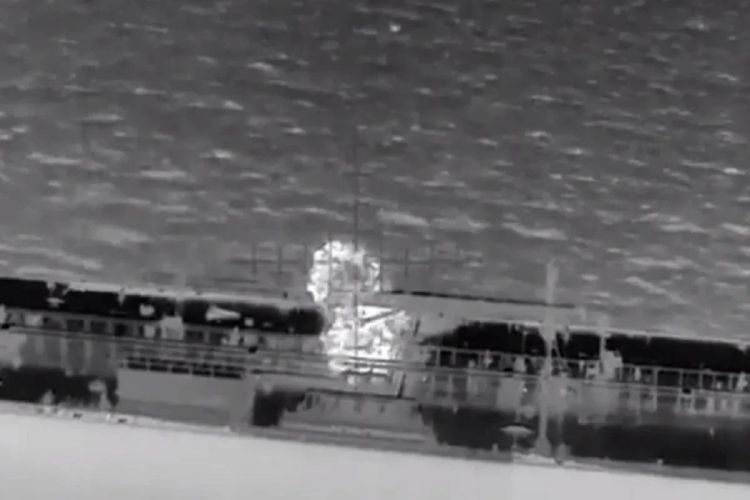 Ukrayna dronları ilk dəfə Aralıq dənizində Rusiyanın "kölgə donanması"na aid tankeri vurub -  VİDEO