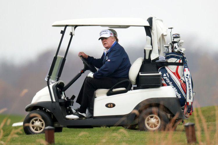 Tramp brifinqdən əvvəl qolf oynamağa gedib - "Reuters"