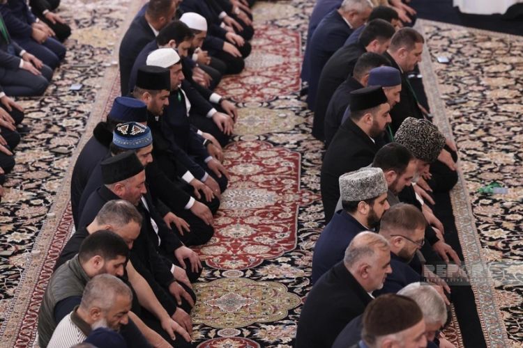 Din Xadimlərinin II Forumunun iştirakçıları vəhdət namazı qılıb