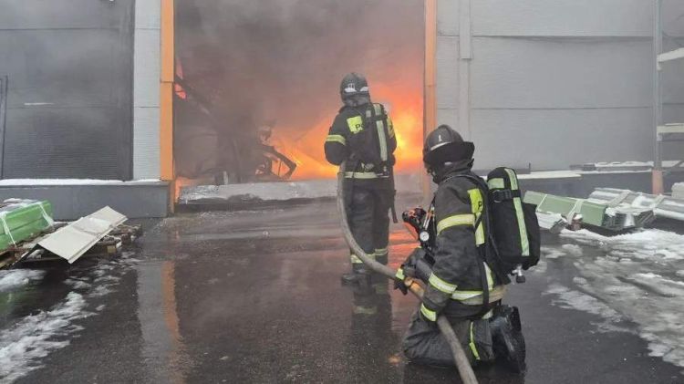 Rusiyada istehsal müəssisəsində baş verən yanğın 4500 kvadrat metr sahəni əhatə edib