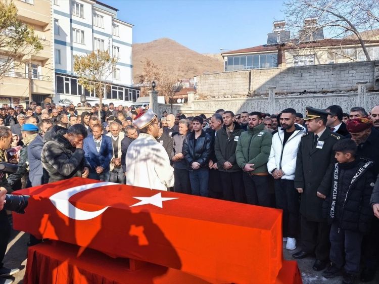 Türkiyədə şəhid oğlunu dəfn edən atanın görüntüsü gündəm oldu - FOTO