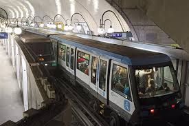 Parisdə metroda kişi qadınlara bıçaqla hücum edib