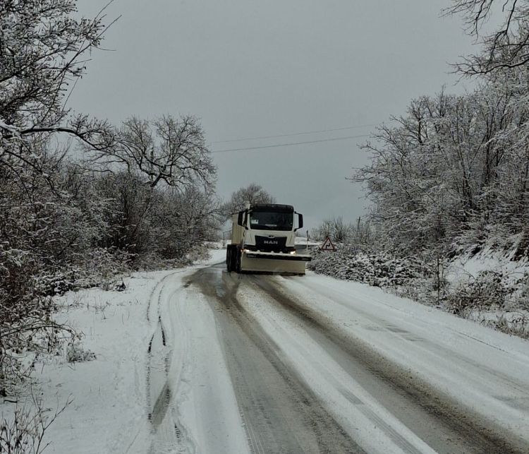 Ağdərədə yollar xüsusi texnikalarla təmizlənir - FOTO