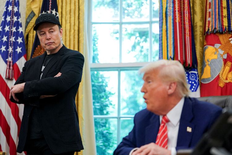 Trampla Maskı Vens barışdırıb - Milyarder hətta sıxışdırılıb