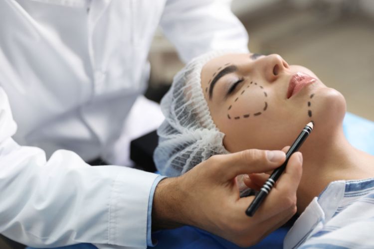 Plastik cərrah hansı üz cizgilərinin genetik olduğunu söyləyib